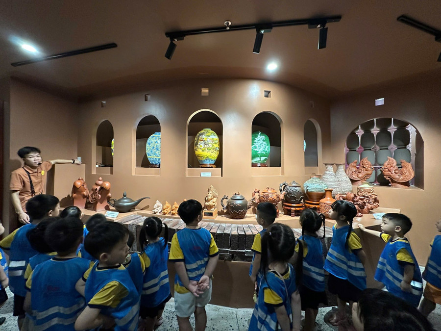 Tham quan trải nghiệm tại Bảo tàng làng gốm Bát Tràng.