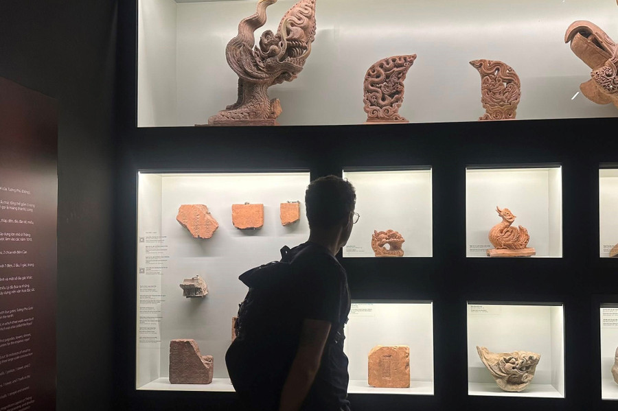 Du khách đến xem trưng bày có thể tham quan toàn diện hệ thống hiện vật tại Hoàng thành Thăng Long.