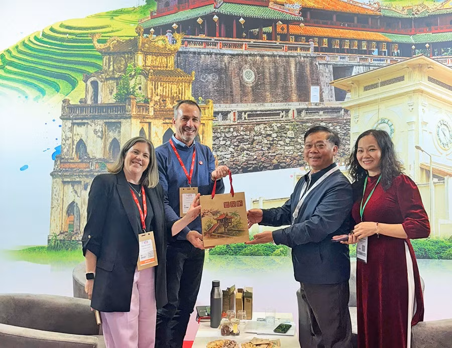 Gian hàng Du lịch Việt Nam tại Anh thu hút khách quốc tế