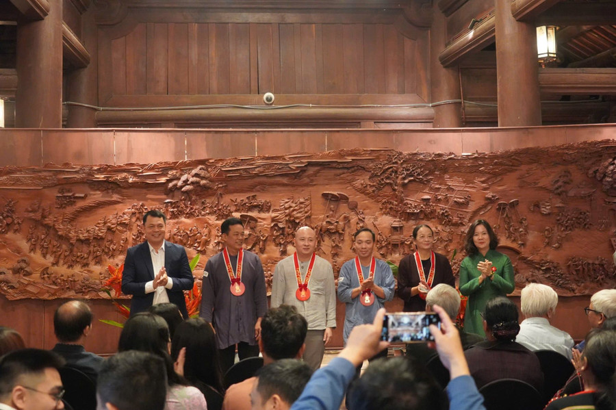 Ban tổ chức trao kỷ niệm chương cho các nghệ nhân tham gia chương trình. hanoi-7.jpg