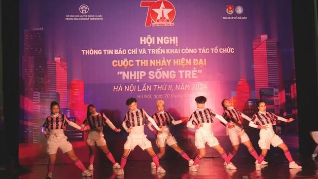 Nhóm nhảy đạt giải Nhất cuộc thi nhảy hiện đại Nhịp sống trẻ - Hà Nội lần I .