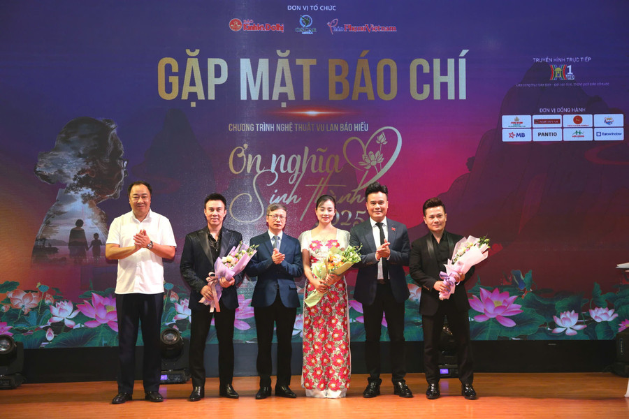 BTC tặng hoa tri ân những cống hiến, nỗ lực của đại diện ca sĩ – nghệ sĩ tham gia chương trình. on-nghia-sinh-thanh-4.jpg