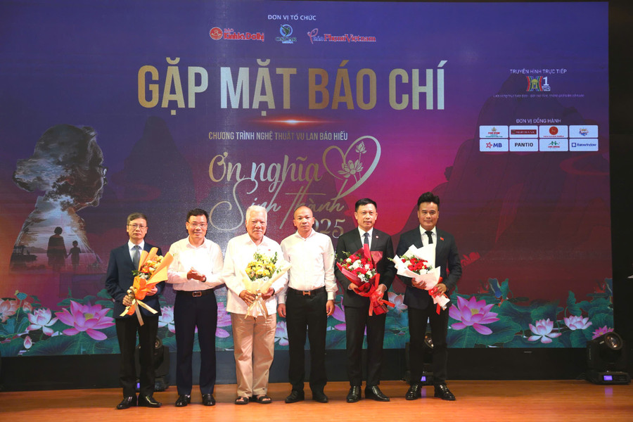Ông Đặng Khắc Lợi, Phó cục Trưởng Cục Báo chí (Bộ VH,TT&DL) và ông Nguyễn Gia Hưng, Phó Vụ trưởng Vụ Báo chí Xuất bản - Ban Tuyên giáo và Dân vận Trung ương tặng hoa tri ân những cống hiến, nỗ lực của Ban tổ chức và ê kíp sản xuất chương trình. on-nghia-sinh-thanh-1.jpg