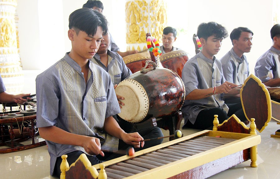Nhạc Ngũ âm là một trong những loại hình nghệ thuật âm nhạc dân gian tiêu biểu của người Khmer - Ảnh: TITC.