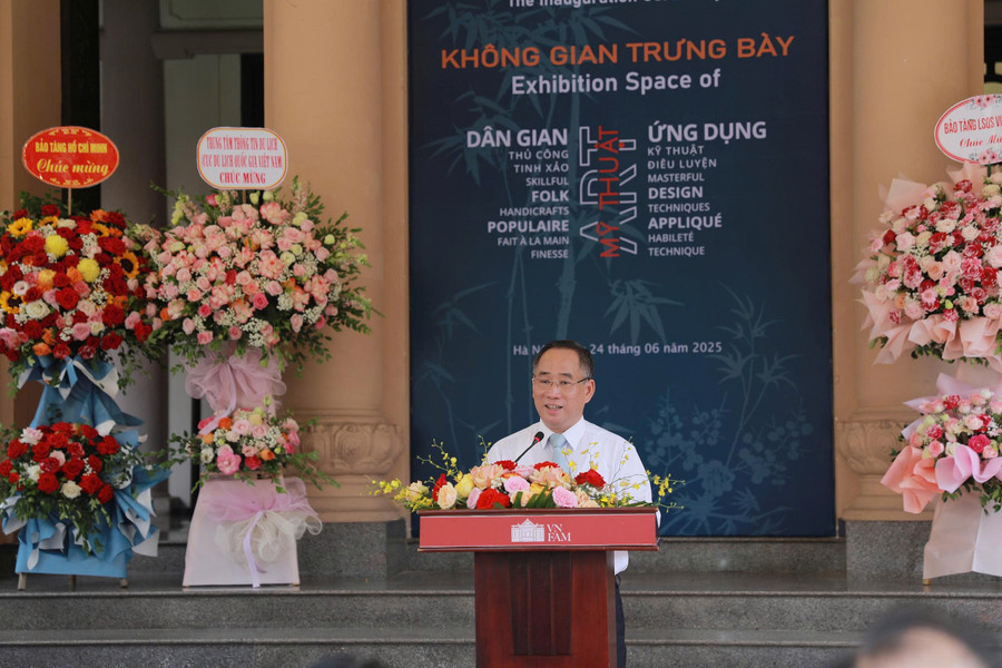 Ông Nguyễn Anh Minh - Giám đốc Bảo tàng Mỹ thuật Việt Nam. ung-dung-1.jpg