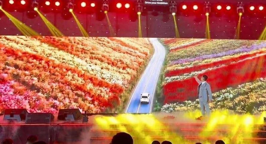 Các phân đoạn hình ảnh biến đổi tức thì dựa trên các động tác ứng tác của ảo thuật gia trên sân khấu. ao-thuat-7.jpg