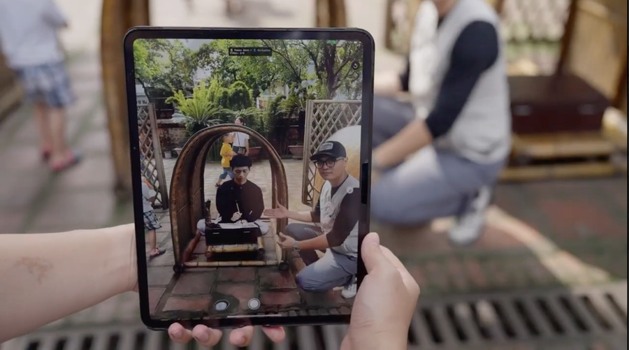 Công nghệ AR biến mỗi du khách từ người tham quan thụ động thành người tương tác.