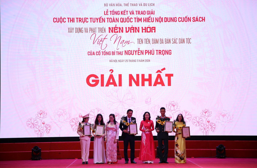 Trao giải cho các tác giả đạt giải Nhất. trao-giai-2.jpg
