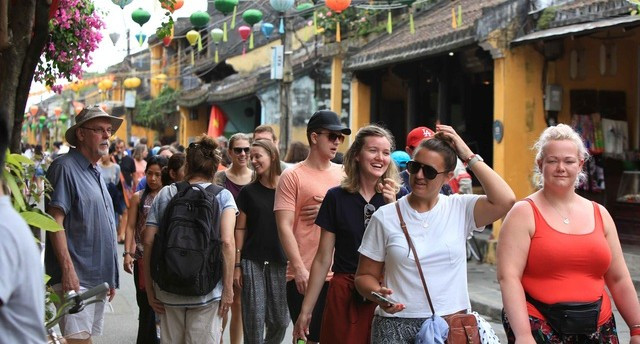 Các địa phương cần đẩy mạnh quảng bá, xúc tiến thị trường, thu hút khách du lịch. khach-quoc-te-3.jpg