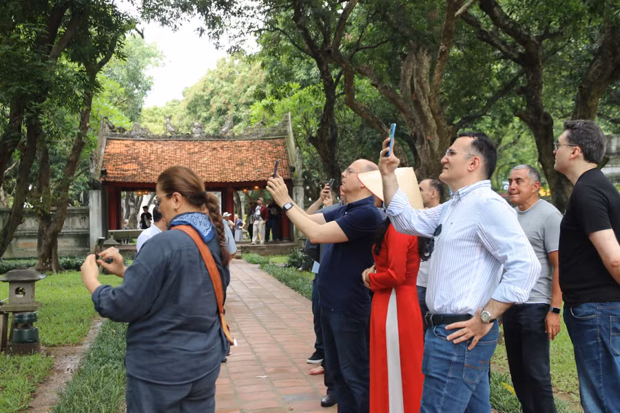 Khách du lịch quốc tế tham quan di tích Văn Miếu - Quốc Tử Giám.