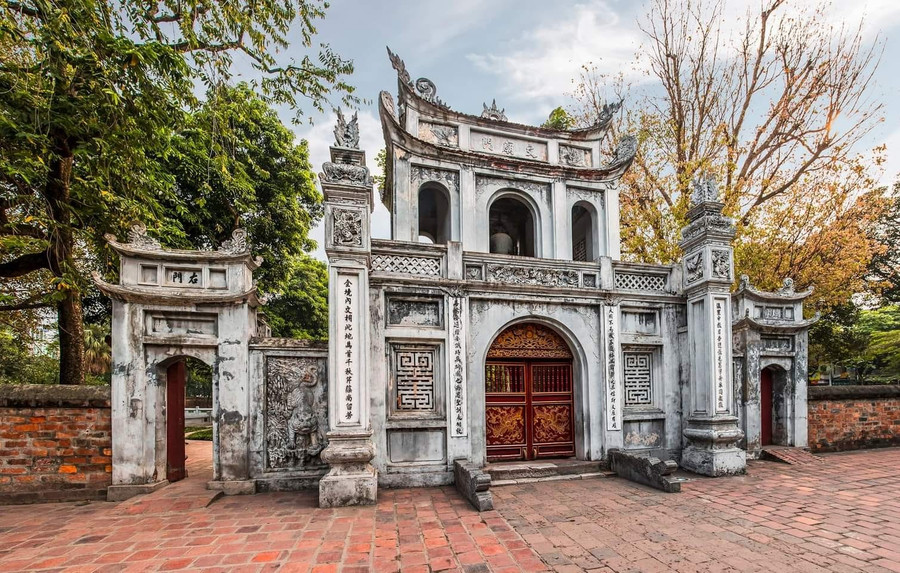 Mạc Đĩnh Chi là cháu đời xa của Mạc Hiển Tích, viễn tổ của Mạc Đăng Dung.