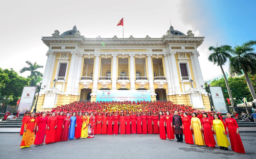 Hiệp hội Văn hóa Áo dài Việt Nam ra mắt tại Nhà hát Lớn Hà Nội - Ảnh Hoài Nam.