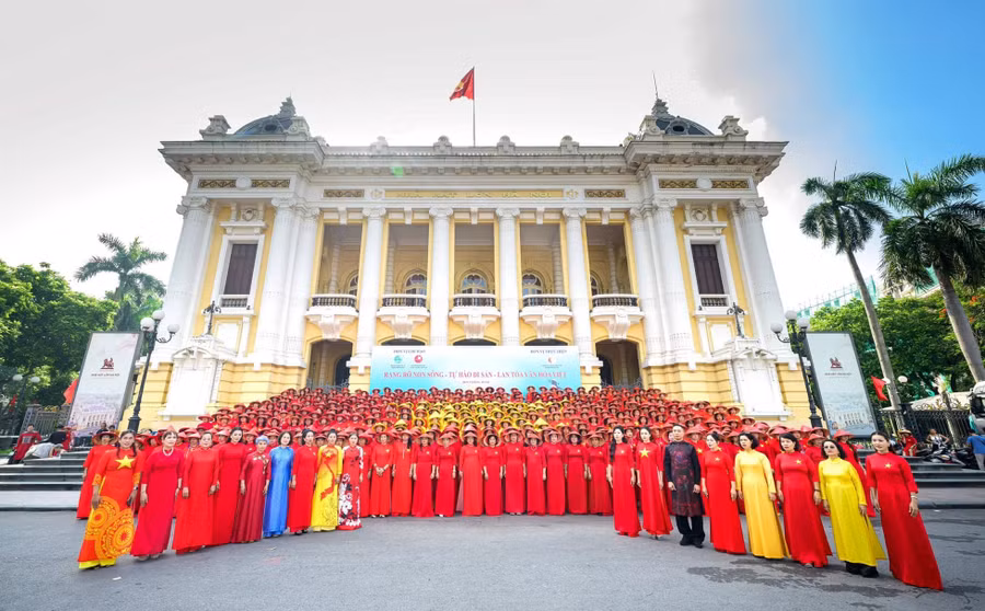 Hiệp hội Văn hóa Áo dài Việt Nam ra mắt tại Nhà hát Lớn Hà Nội - Ảnh Hoài Nam.