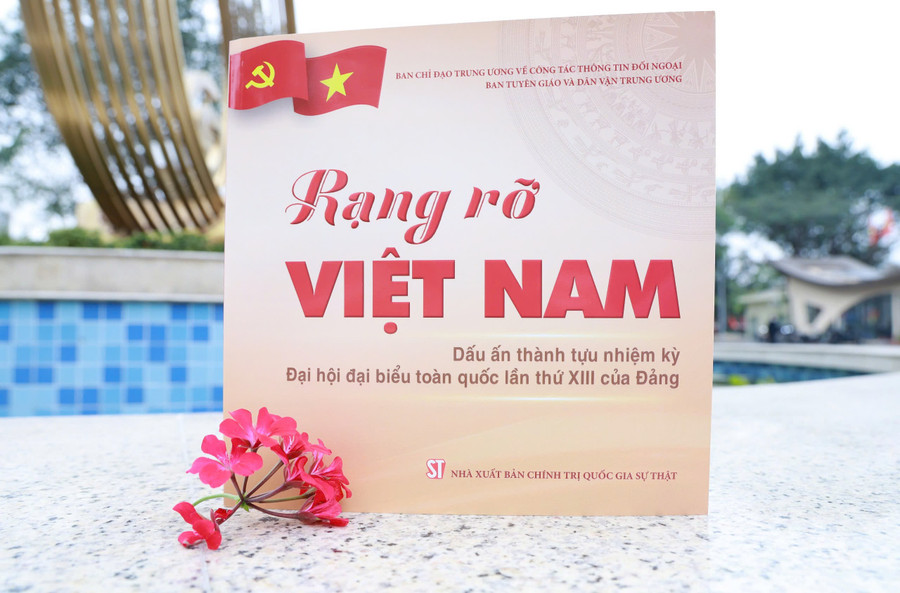 Ấn phẩm nhằm tổng kết những thành tựu to lớn, nổi bật của đất nước trong nhiệm kỳ Đại hội XIII trên các lĩnh vực.