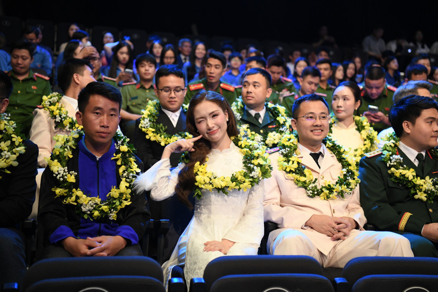 Hoà Minzy rạng rỡ trong Lễ trao Giải thưởng Gương mặt trẻ Việt Nam tiêu biểu 2025 diễn ra tối 25/3 tại Hà Nội - Ảnh: PQT.