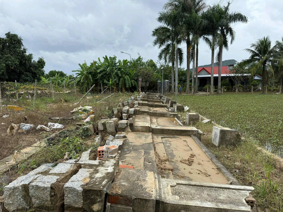 Đoạn tường Văn miếu Diên Khánh (Khánh Hoà) bị sụp đổ vì mưa lũ - Ảnh: ITN.