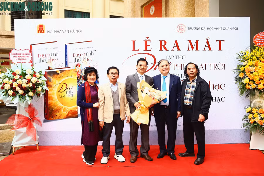 TSKH Phan Xuân Dũng, các nhà phê bình Văn Giá, Nguyễn Thị Thiện, Bùi Việt Mỹ và nhà thơ Lê Cảnh Nhạc.