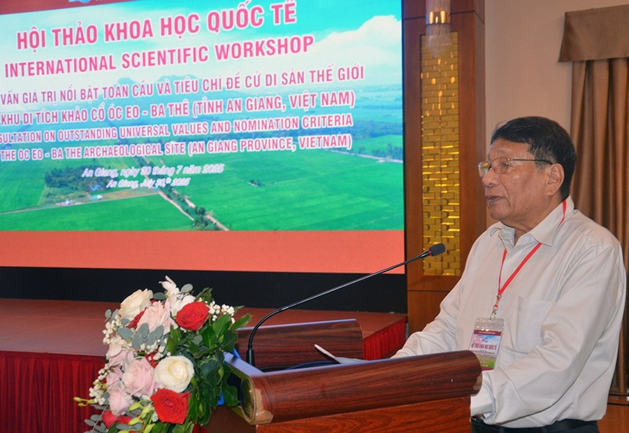 PGS.TS Đặng Văn Bài - Phó Chủ tịch Hội đồng Di sản Văn hóa quốc gia trình bày tại hội thảo. oc-eo-2.jpg