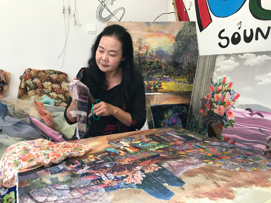 Độc đáo triển lãm tranh 'không bảng màu, không cọ vẽ' 