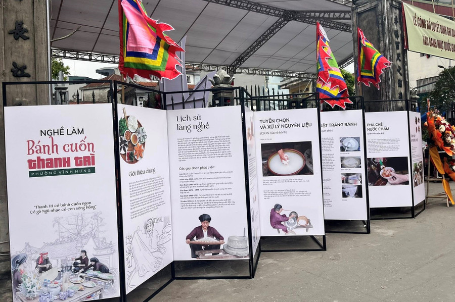 Lễ công bố Quyết định ghi danh nghề làm bánh cuốn Thanh Trì diễn ra tại đình Thanh Trì.