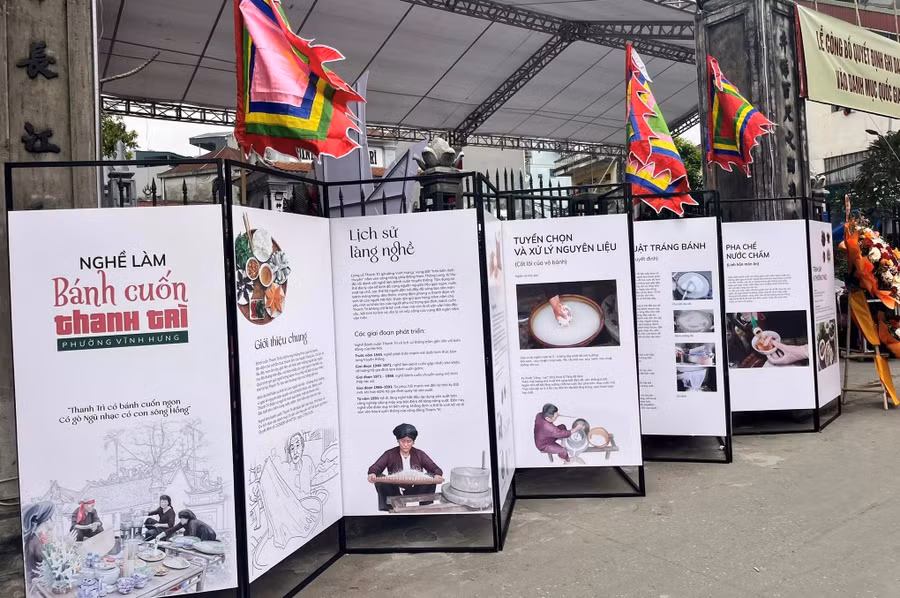 Lễ công bố Quyết định ghi danh nghề làm bánh cuốn Thanh Trì diễn ra tại đình Thanh Trì.