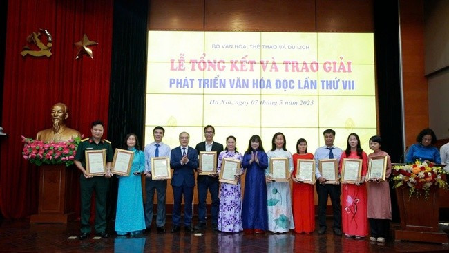 Bộ VH,TT&DL trao tặng giải thưởng cho 35 tập thể và cá nhân tiêu biểu - ảnh BVHTTDL.