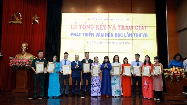 Bộ VH,TT&DL trao tặng giải thưởng cho 35 tập thể và cá nhân tiêu biểu - ảnh BVHTTDL.