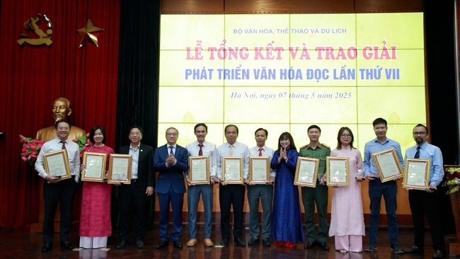 Các tập thể đạt giải thưởng. van-hoa-doc-3.jpg