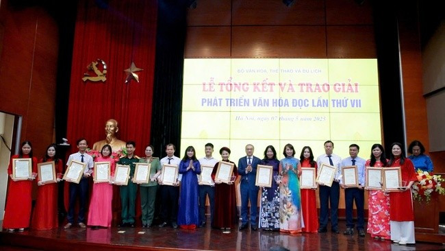 Vinh danh 15 cá nhân đạt giải thưởng phát triển văn hóa đọc lần 7. van-hoa-doc-4.jpg