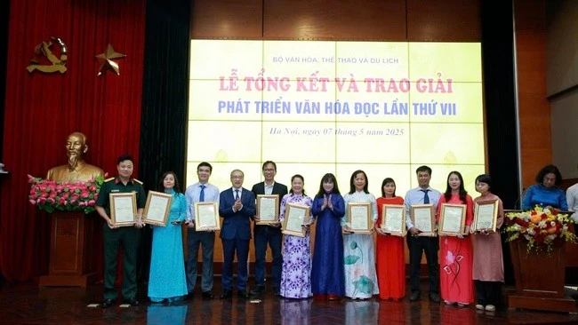 Bộ VH,TT&DL trao tặng giải thưởng cho 35 tập thể và cá nhân tiêu biểu - ảnh BVHTTDL.