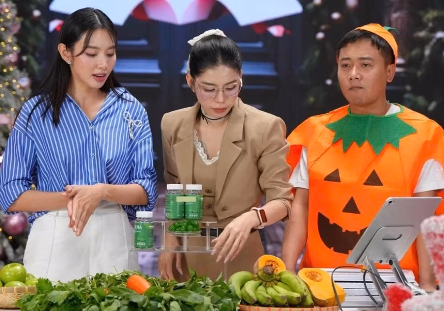 Hoa hậu Nguyễn Thúc Thùy Tiên, Quang Linh và Hằng Du Mục bị khởi tố với cáo buộc lừa dối khách hàng.