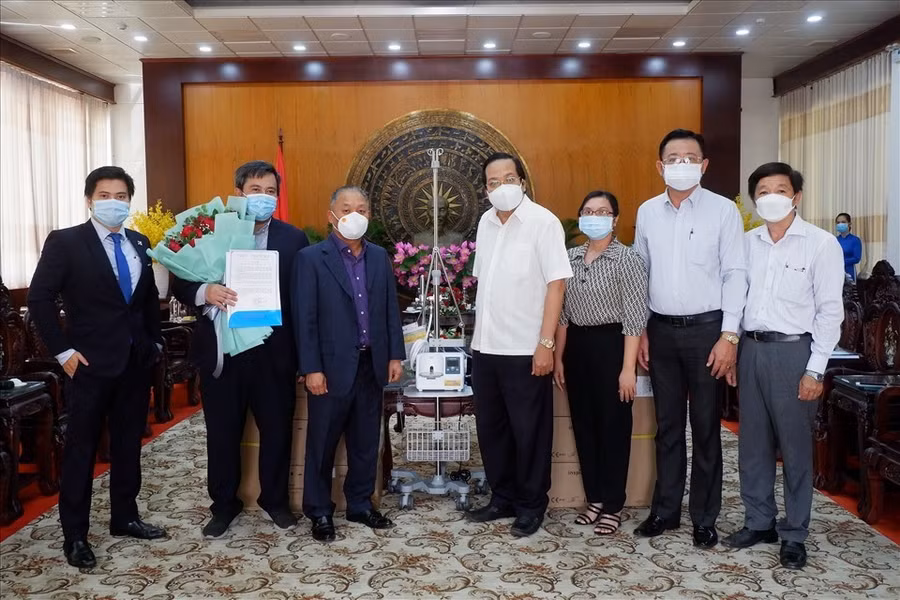 Đại diện Eurowindow Holding trao tặng 35 máy làm ẩm dòng cao thở ôxy VUN-001 và 6 máy thở đa năng cao cấp xâm nhập/không xâm nhập do Thụy Sỹ sản xuất, trị giá 10 tỉ đồng, cho tỉnh Long An.