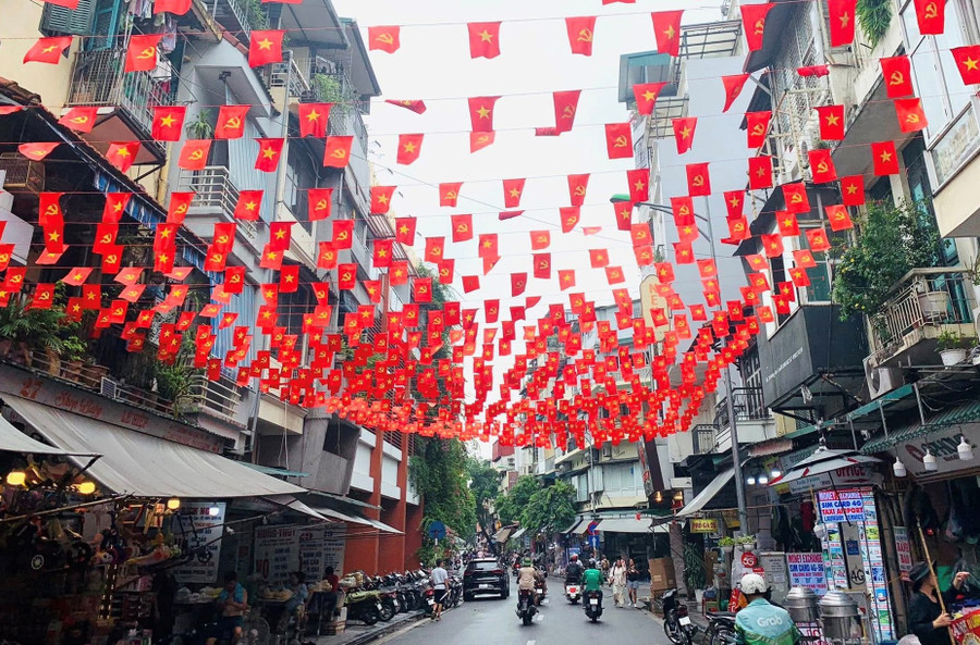 Phố phường trang hoàng rực rỡ, cờ đỏ sao vàng tung bay gắn kết cộng đồng.
