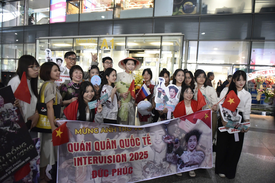 Đức Phúc trong vòng tay khán giả trong ngày trở về - Ảnh: ITN. duc-phuc-3.jpg