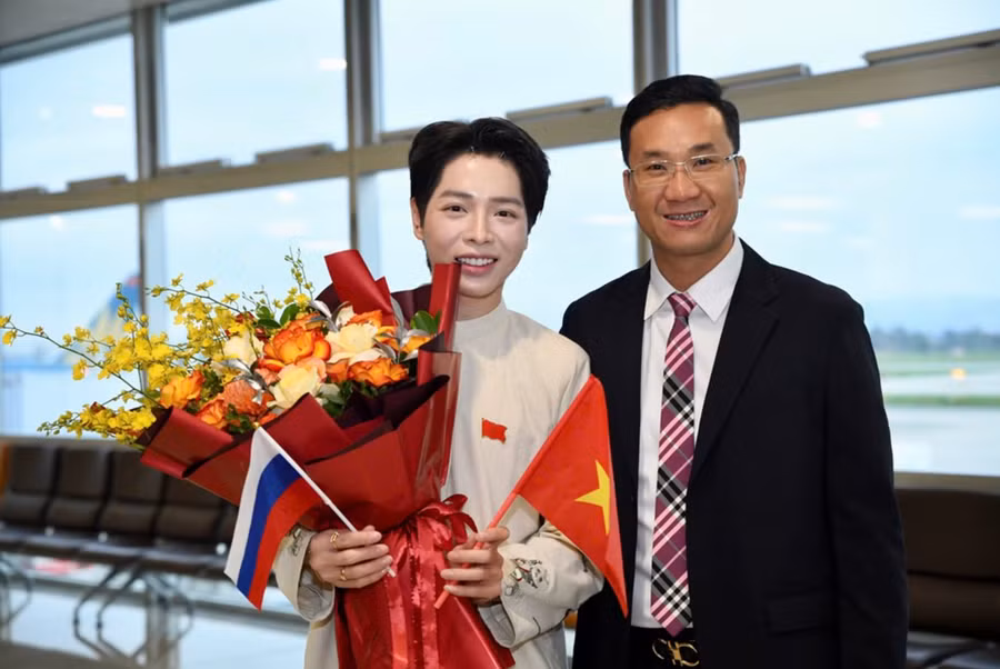 Phó cục trưởng Cục Nghệ thuật biểu diễn Hà Minh Thắng đón Đức Phúc tại sân bay - Ảnh: ITN.