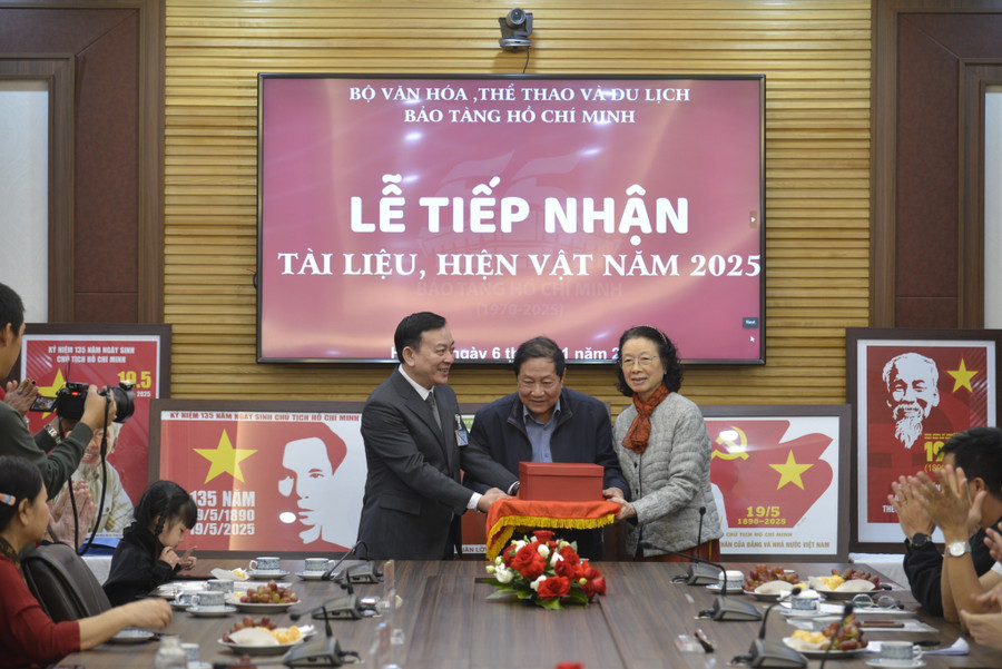 Đại diện các gia đình, cá nhân trao tặng tài liệu, hiện vật cho Bảo tàng Hồ Chí Minh.