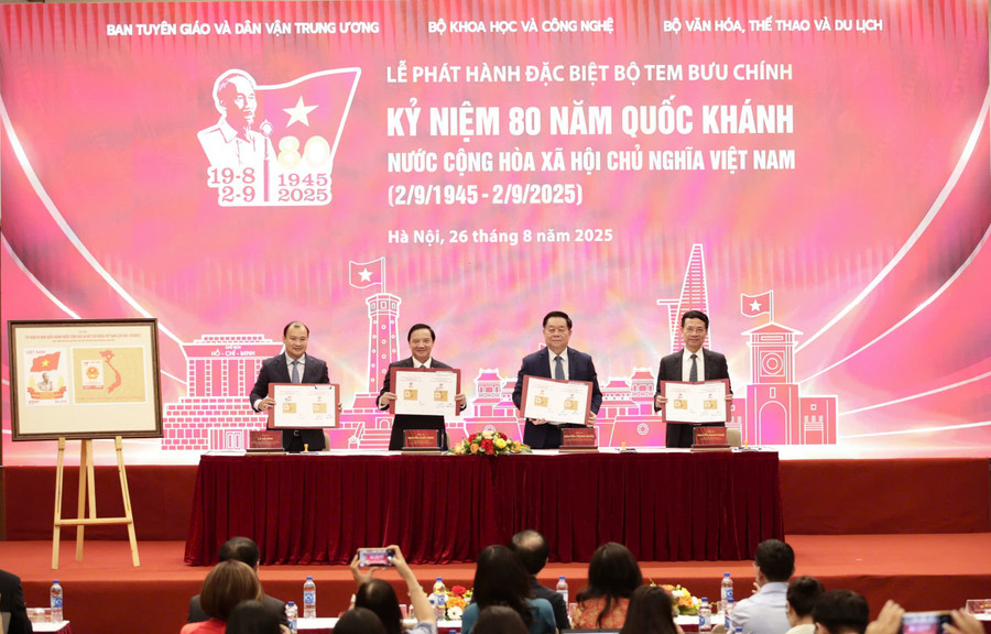 Trưởng Ban Tuyên giáo và Dân vận Trung ương Nguyễn Trọng Nghĩa; Phó Chủ tịch Quốc hội Nguyễn Khắc Định; Bộ trưởng Bộ Khoa học và Công nghệ Nguyễn Mạnh Hùng; Thứ trưởng Thường trực Bộ VH,TT&DL Lê Hải Bình thực hiện nghi thức ký Bìa phát hành đặc biệt bộ tem và đóng dấu lưu niệm. tem-bac-ho-1.jpg
