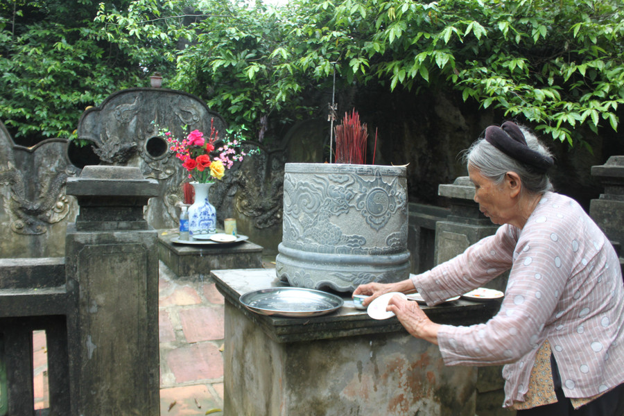 Mộ vua Đinh trên núi Yên Mã thuộc cố đô Hoa Lư. Ảnh: T. Hoà