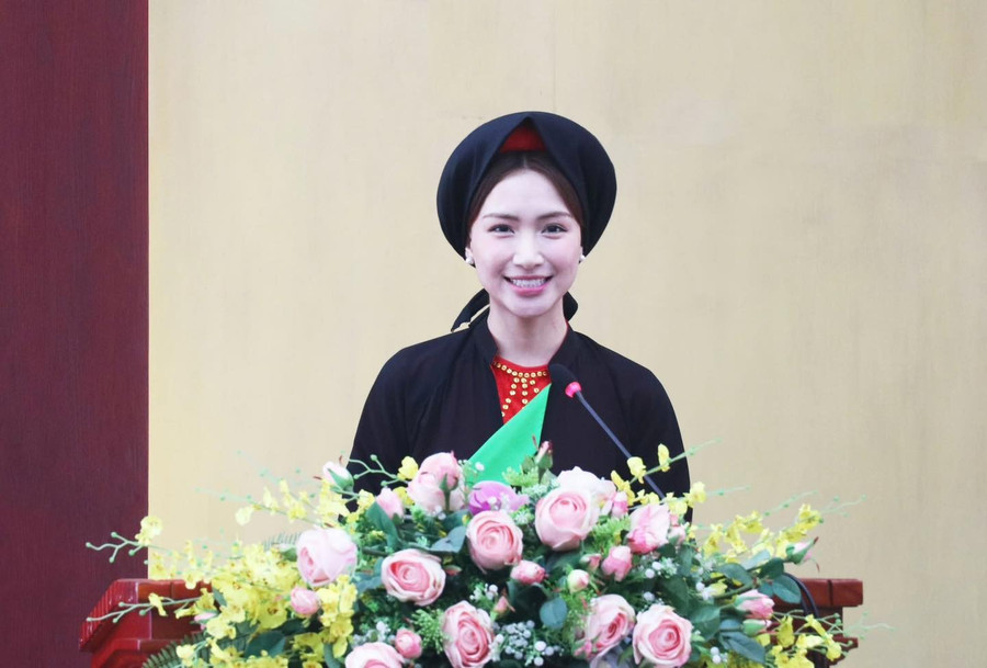 Vì sao áo ngũ thân trong MV Bắc Bling của Hòa Minzy không cài khuy?