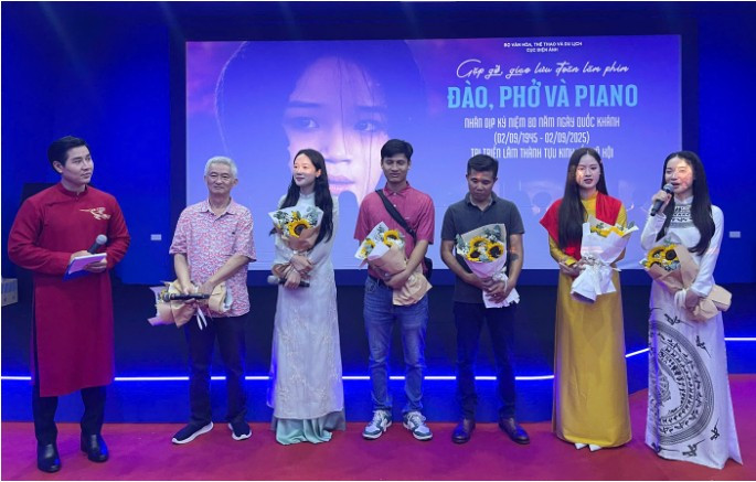Đoàn làm phim "Đào, Phở và Piano" giao lưu với khán giả ngày 28/8 - Ảnh Cục Điện ảnh.