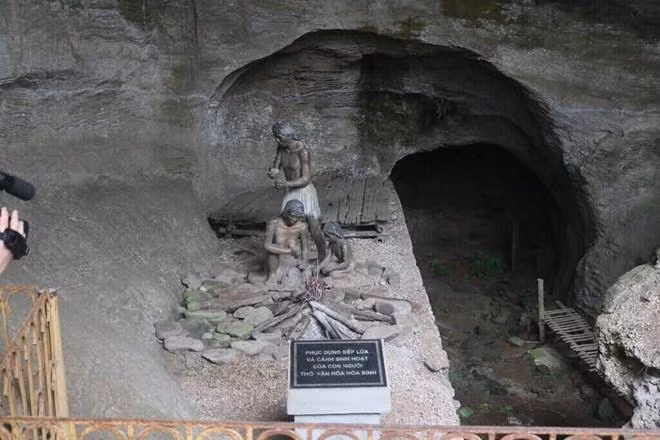 Khu Di tích Quốc gia Hang xóm Trại (Hòa Bình).