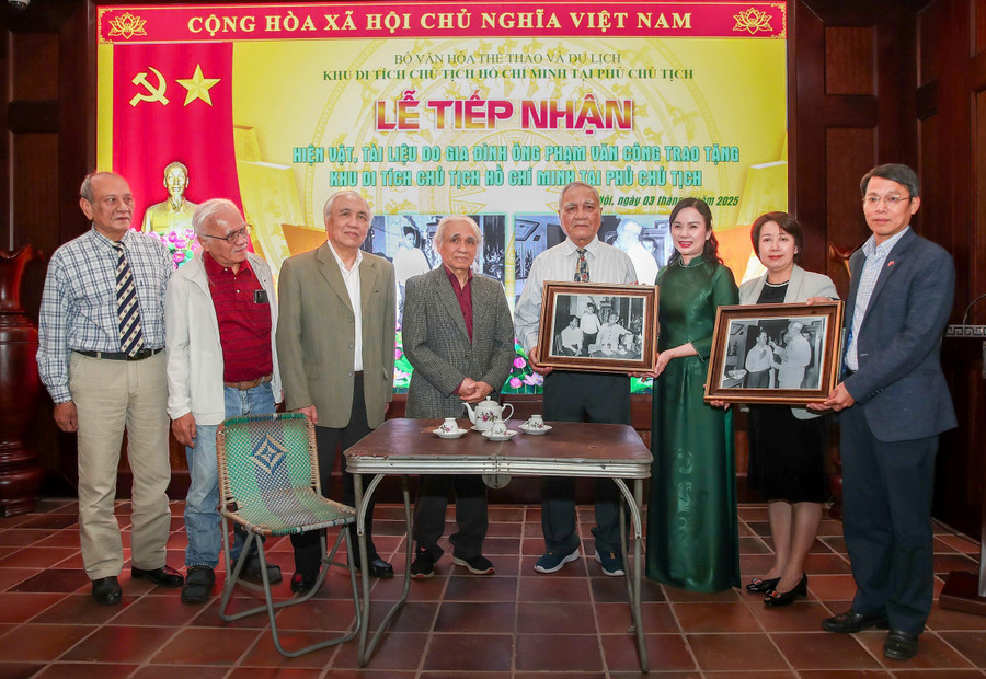 Khu Di tích Chủ tịch Hồ Chí Minh tại Phủ Chủ tịch tiếp nhận hiện vật do gia đình cụ Phạm Văn Công trao tặng. (ảnh Bộ VH,TT&DL).