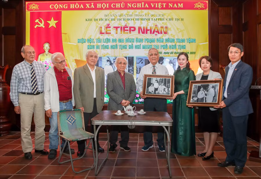 Khu Di tích Chủ tịch Hồ Chí Minh tại Phủ Chủ tịch tiếp nhận hiện vật do gia đình cụ Phạm Văn Công trao tặng. (ảnh Bộ VH,TT&DL).