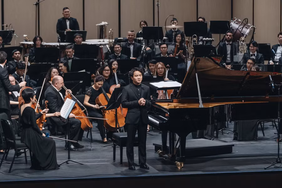 Nghệ sĩ piano Nguyễn Việt Trung và Dàn nhạc Giao hưởng Mặt Trời trong đêm diễn tại Nhà hát Hồ Gươm tối 30/3/2024.