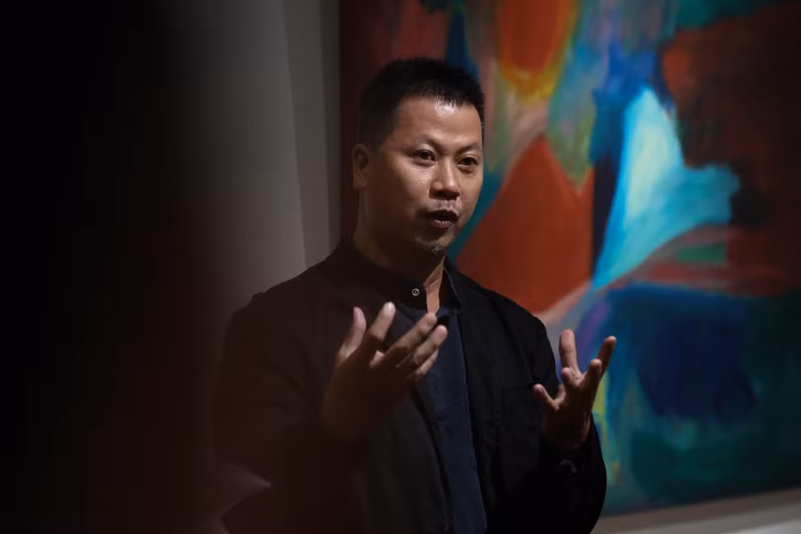 Hoạ sĩ Bùi Chát chia sẻ về thử nghiệm kỹ thuật khiến các lớp màu biến mất hoàn toàn sau khoảng 7 - 8 năm.