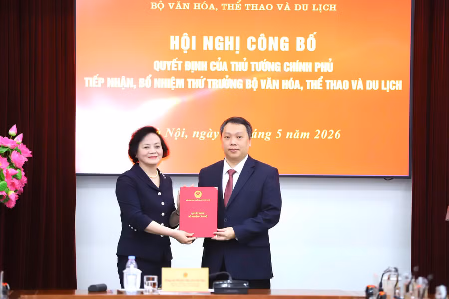 Phó Thủ tướng Chính phủ Phạm Thị Thanh Trà trao quyết định bổ nhiệm và chúc mừng Thứ trưởng Nguyễn Huy Dũng - Ảnh: Bộ VH,TT&DL.