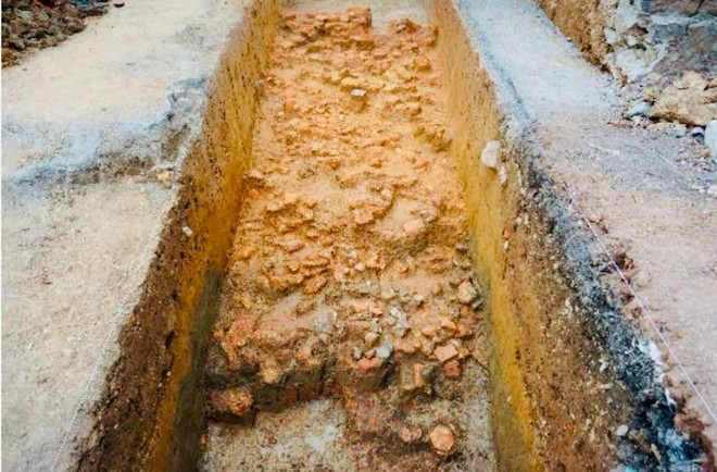 Cận cảnh lớp đất đắp thân tường bên trong. thanh-den-3.jpg