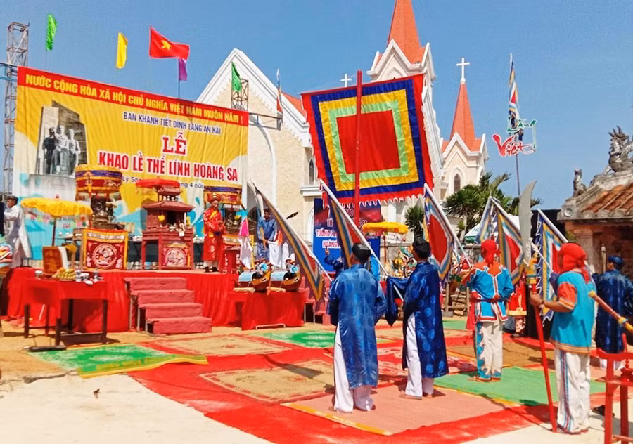 Tái hiện Lễ khao lề thế lính Hoàng Sa tại Hà Nội