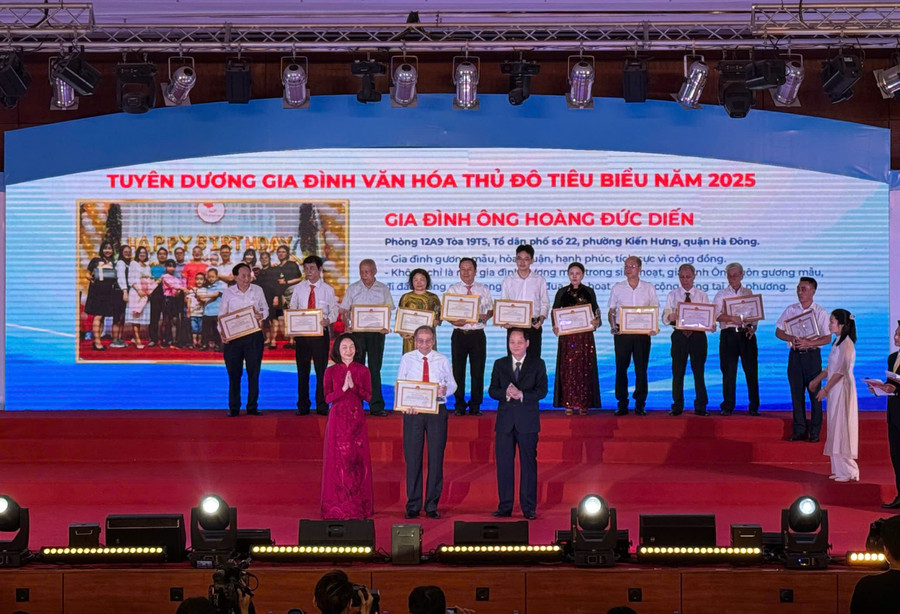UBND TP Hà Nội trao Bằng khen cho 80 Gia đình văn hóa tiêu biểu năm 2025.