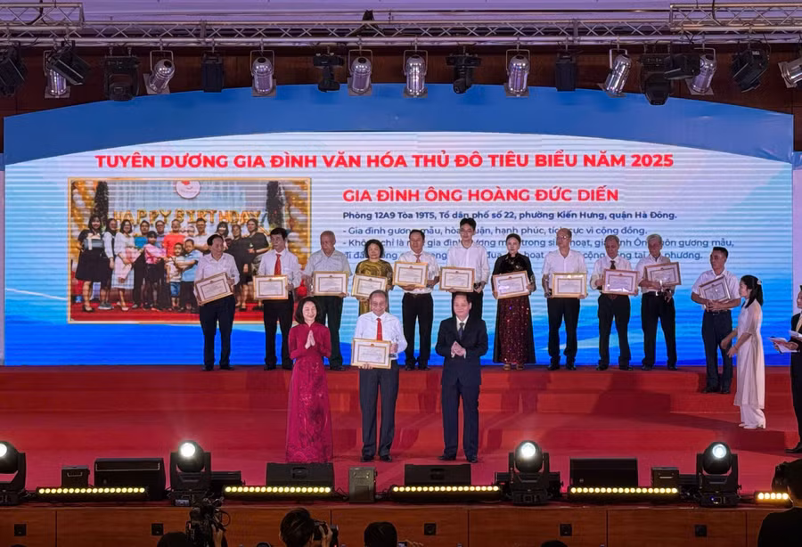 UBND TP Hà Nội trao Bằng khen cho 80 Gia đình văn hóa tiêu biểu năm 2025.